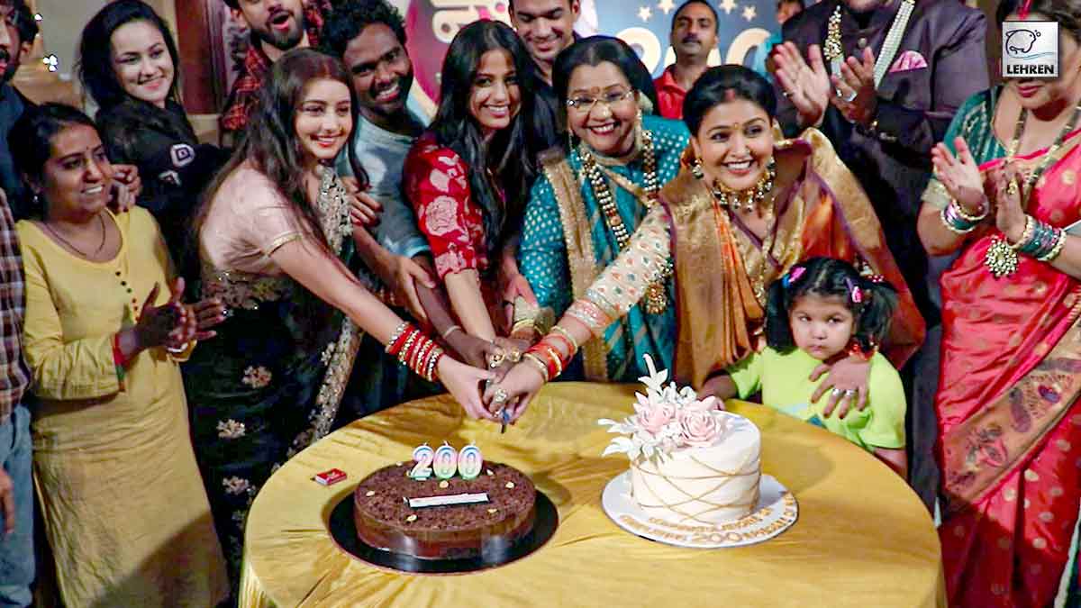 Cake Cutting Celebration On Completion Of 200 Episodes Of Dangal Tv Nath Zewar Ya Zanjeer