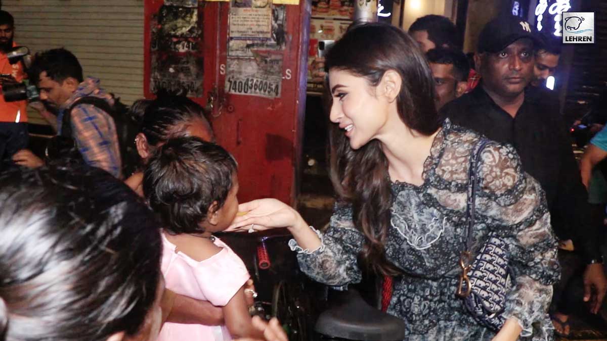 mouni-roy-cute-moments-with-fans