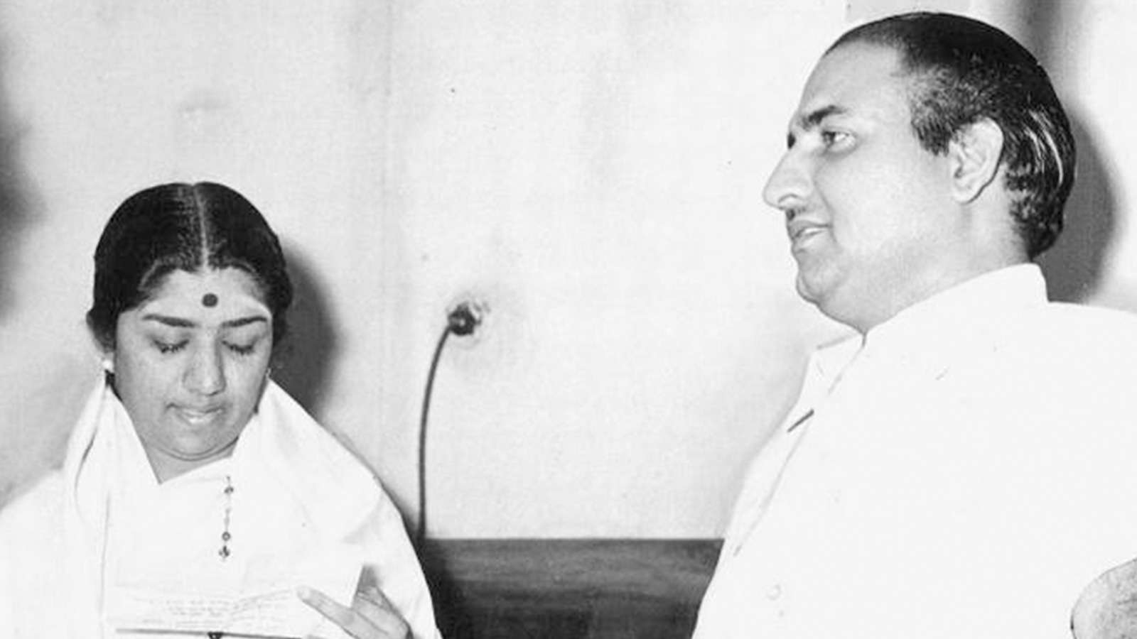 When Mohammed Rafi Made Lata Mangeshkar Laugh Between Live Performance On Stage