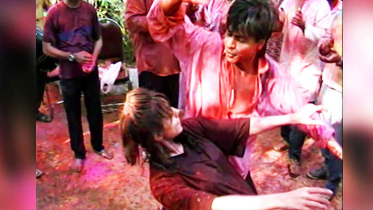 Shah Rukh And Gauri Khan's Crazy Dance At A HOLI Party