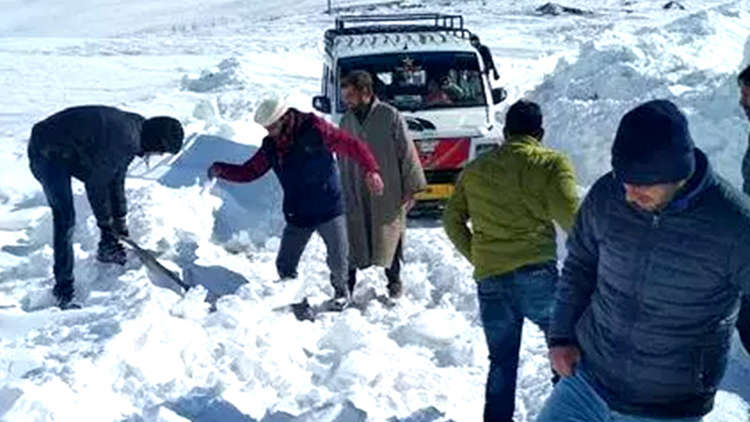 10 People Trapped After Avalanche Hits Khardung La Pass In Ladakh