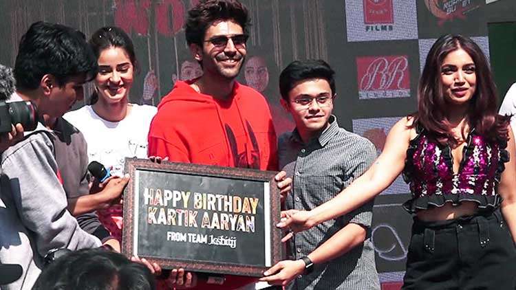 Kartik Aaryan Celebrates 29th Birthday With Fans