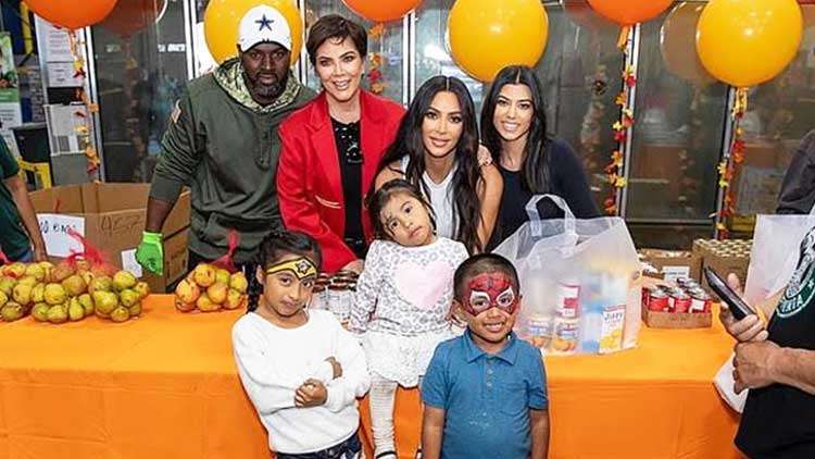Kim, Kourtney & Kris Give Out Thanksgiving Meals At A Food Bank After Food Fight!