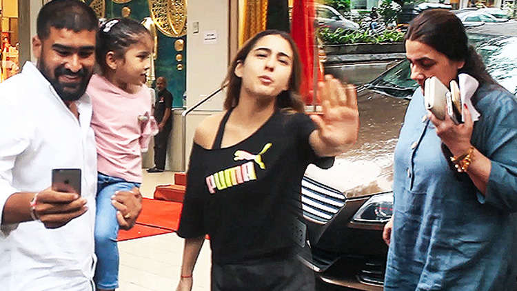 Sara Ali Khan PLEADS with Media to not click pics of Mother Amrita Singh!