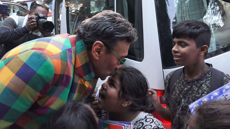 Beggar Kids Ask For Selfies From Bollywood Celebs