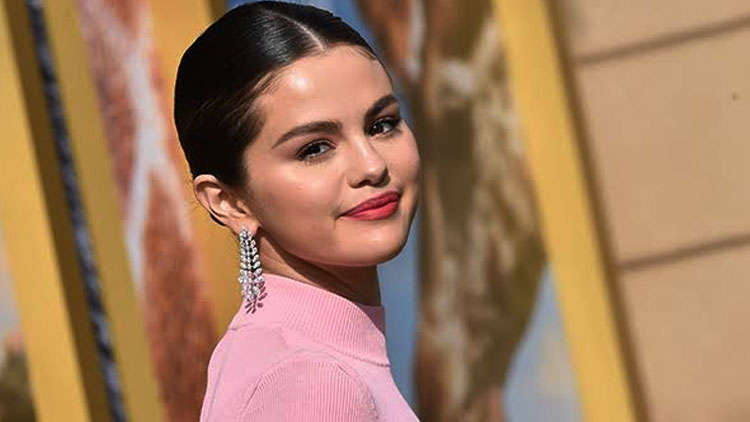 Selena Gomez Says She Feels Inauthentic After ‘Rare’ Reaches #1