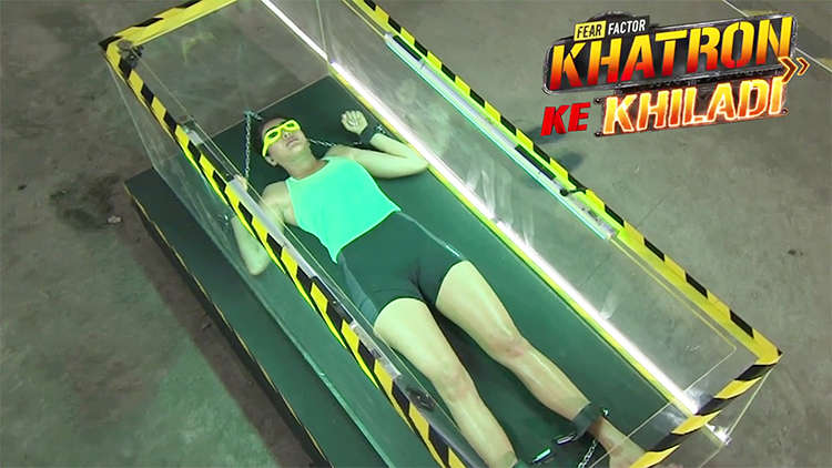 Khatron Ke Khiladi 10 Update: Karishma Tanna Performs A Creepy Task With Crawlies