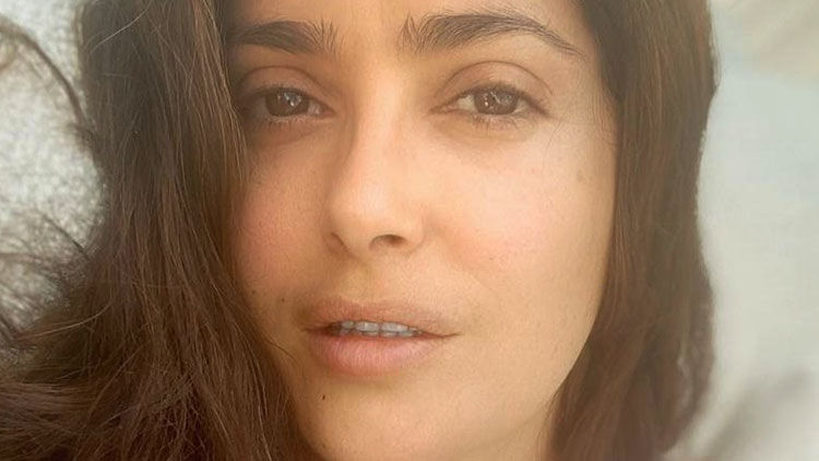Salma Hayek’s Makeup-Free Face In Bed Made A Fan Call Her “Immortal”
