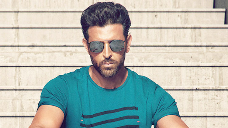 Hrithik Roshan Expresses Gratitude Towards On-Duty Mumbai Police By Delivering Sanitizers