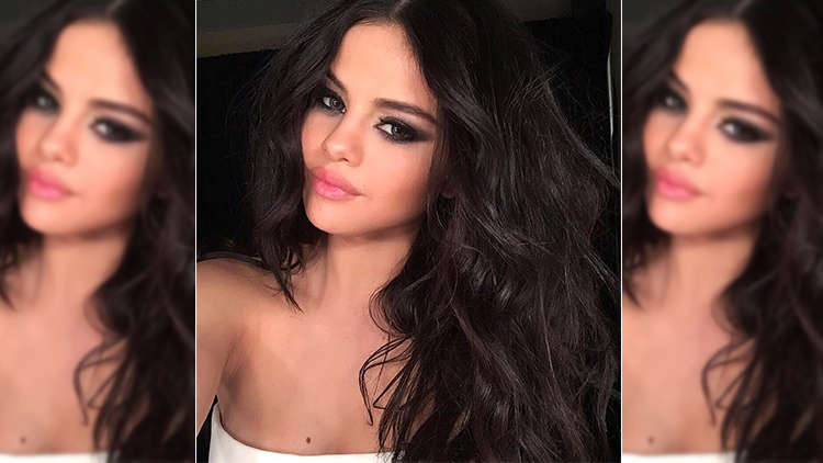 Selena Gomez Shows Off Her Natural Wavy Hair; Check Out Her At-Home  Photoshoot