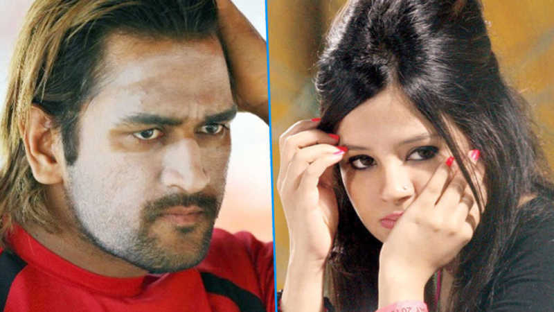 Dhoni's wife Sakshi Mahi with long hair and orange colour on top of that  was like a disaster