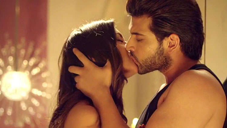 Karan Kundra and Ruhi Singh's HOT Kiss!