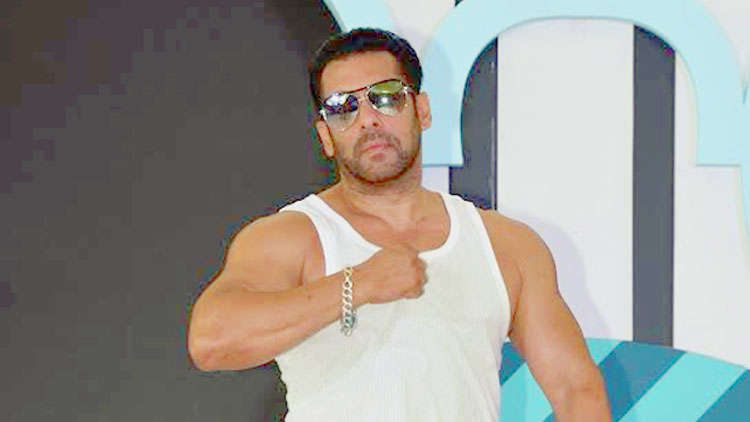 Salman Khan's former bodyguard create havoc on the streets of Moradabad