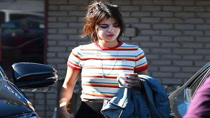 Selena Gomez Looks Classic In 70s Style Outfit While Dining With Friends In NYC!