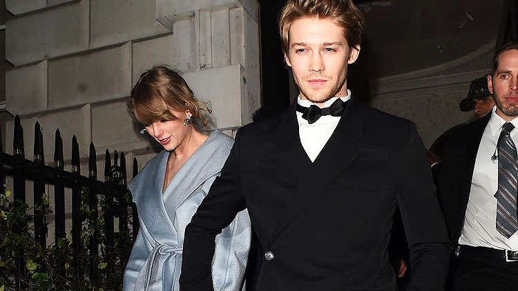 Taylor Swift sparks engagement rumours with Joe Alwyn after she rocks a huge bling