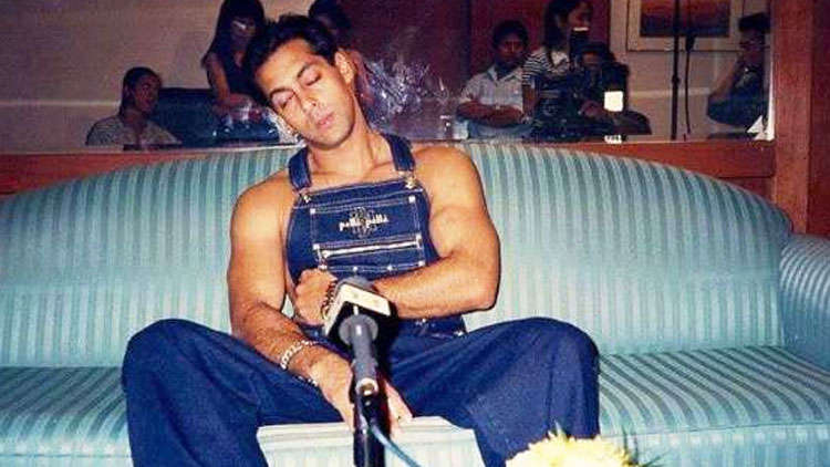 When Bollywood Celebs Slept On The Movie Sets