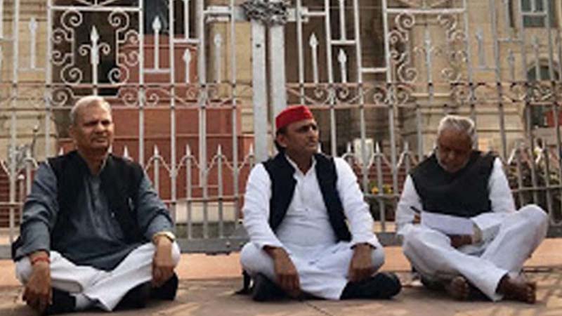 Akhilesh sits on 'dharna' to protest Unnao case, to conduct 'shokh sabha'
