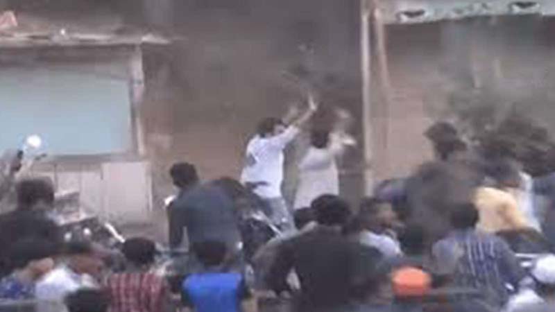 Anti-CAA protestors pelt stones at Gujarat Police; locals try to save officers