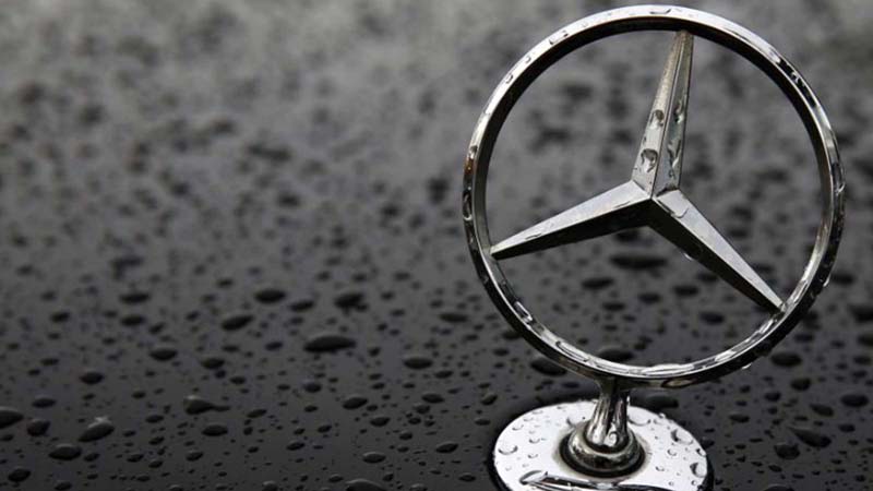 Daimler to recall 3,00,000 Mercedes-Benz cars over fire risk fears