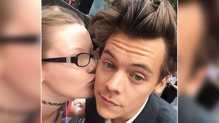 After Ariana Grande, Harry Styles Has A Doppelgänger Who Works At Starbucks!