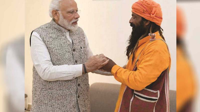 PM Modi meets rickshaw puller who invited him to his daughter's wedding