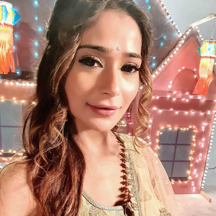 Former Bigg Boss Contestant Sara Khan Recovers From COVID