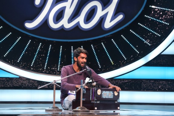 Neha Kakkar Gives 1 Lakh To Indian Idol 2020 Contestant Shahzad Ali