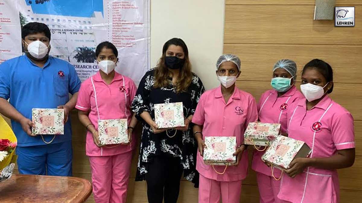 Deepshikha Deshmukh presents self-care hampers to frontline workers