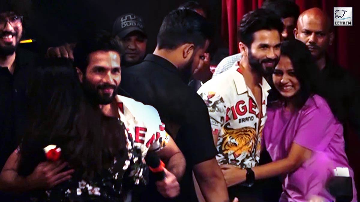 Shahid Kapoor Hugs Female Fans At Jersey Promotions At NM College