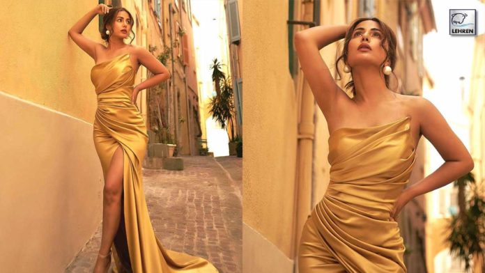 Hina Khan Golden Look From Cannes