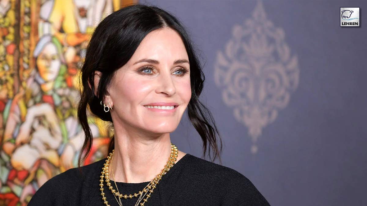 Courteney Cox Shows 'How New Yorkers Eat Pizza' In Viral Video