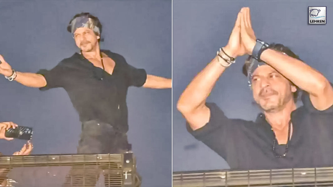 Shah Rukh Khan Meeets His Fans At Mannat