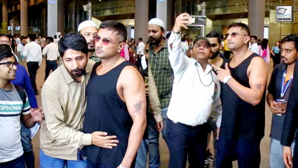 honey singh surrounded by fans at mumbai airport