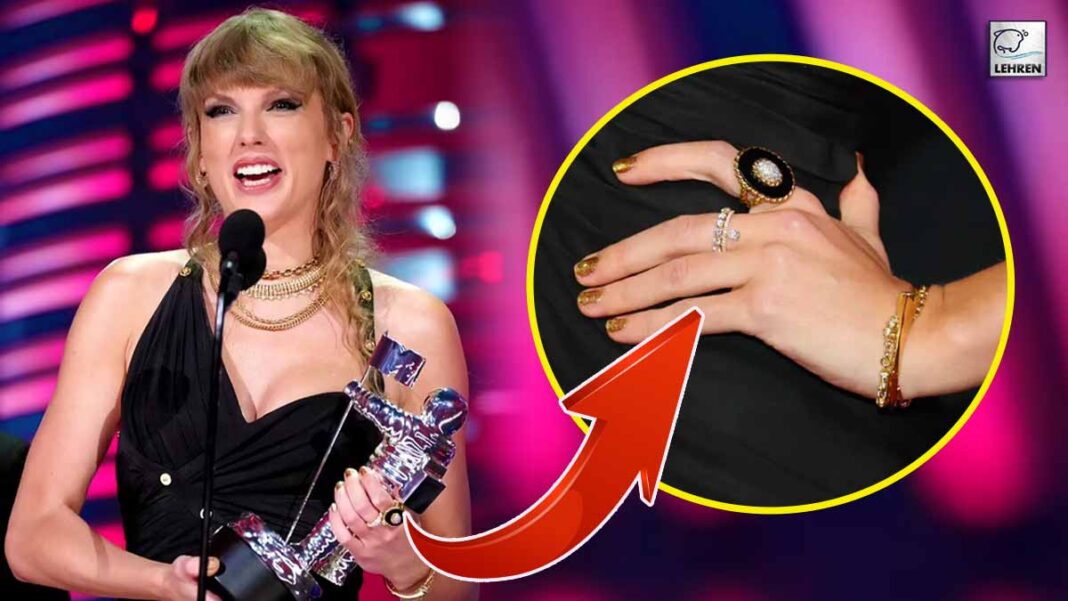 taylor swift loses a part of her ring at vma